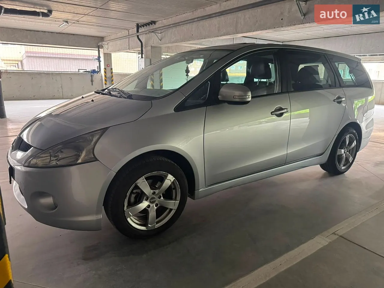 2010 Mitsubishi Grandis - мініатюра 3