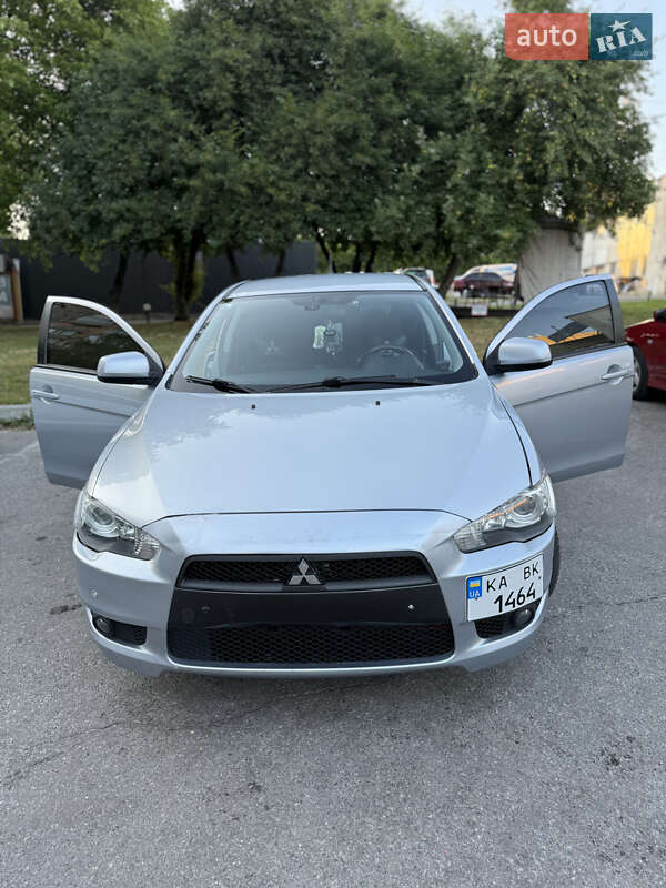Хэтчбек Mitsubishi Lancer