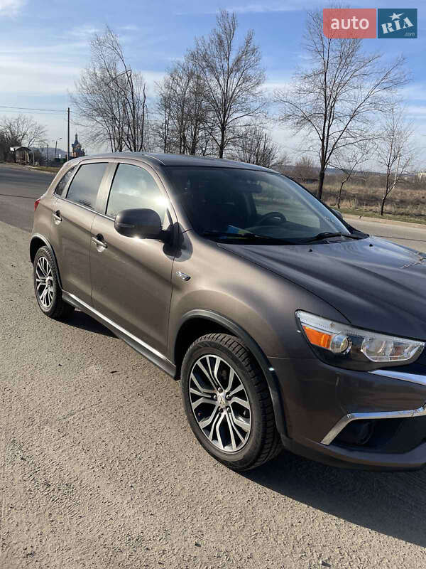 Позашляховик / Кросовер Mitsubishi Outlander Sport