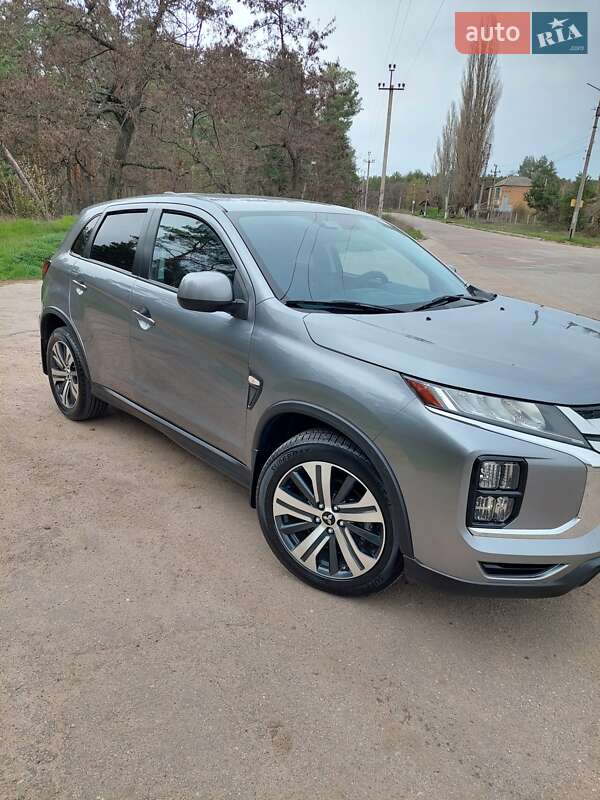 Легковые Mitsubishi Outlander Sport