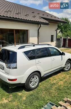 Mitsubishi Outlander XL  2011