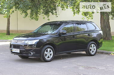 Mitsubishi Outlander  Official 2015