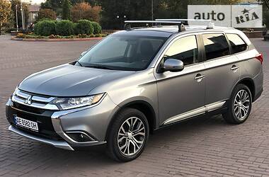 Mitsubishi Outlander SE  2016