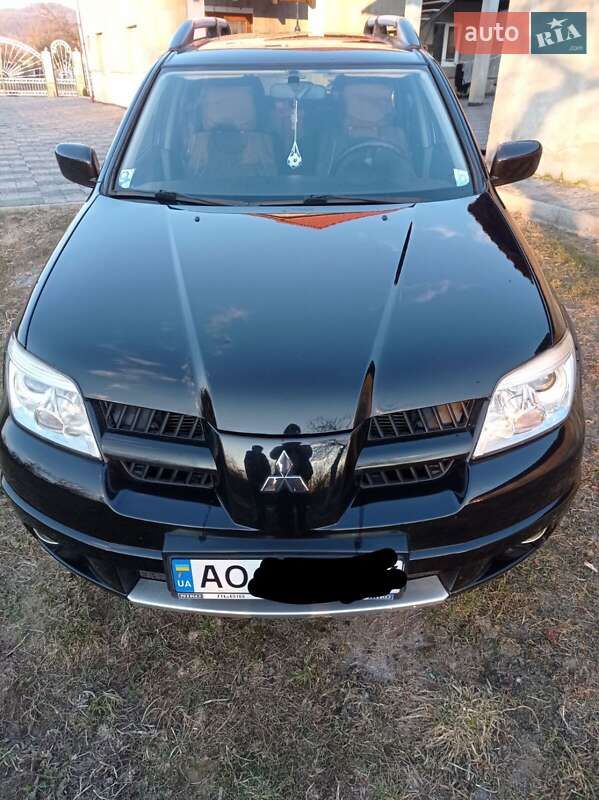 Хэтчбек Mitsubishi Outlander