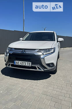 Mitsubishi Outlander invite 2021