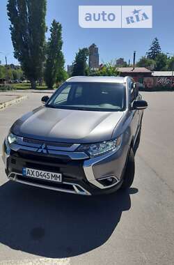 Mitsubishi Outlander  2020