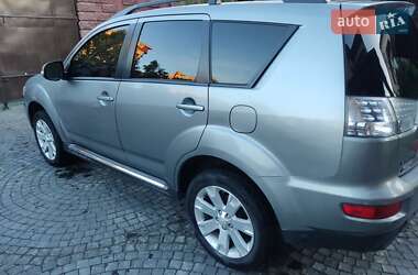 Mitsubishi Outlander  2012