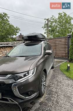 Mitsubishi Outlander  2021