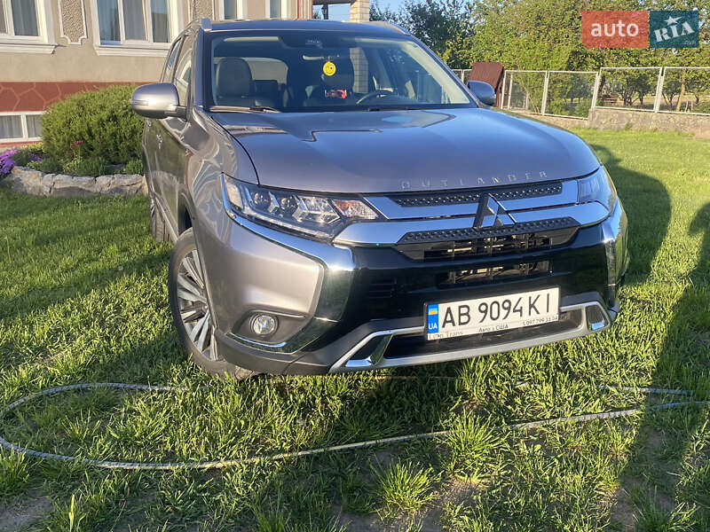 Внедорожник / Кроссовер Mitsubishi Outlander