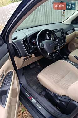 Mitsubishi Outlander  2016