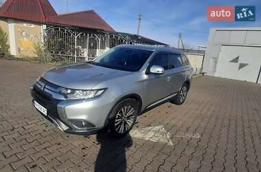 Mitsubishi Outlander  2020