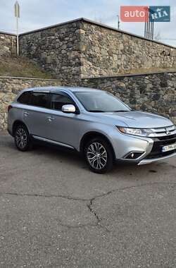 Mitsubishi Outlander  2015