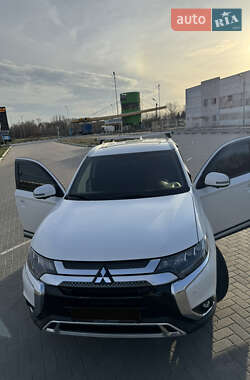 Mitsubishi Outlander  2020