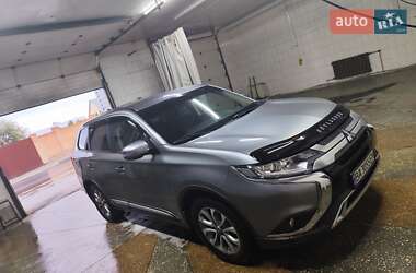 Mitsubishi Outlander  2021