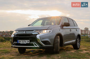 Mitsubishi Outlander  2019