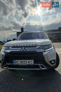 Mitsubishi Outlander  2020