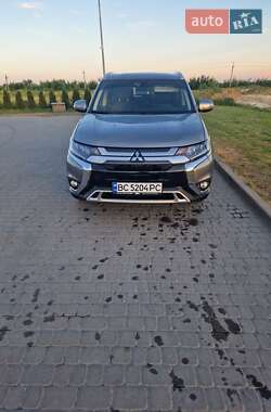 Mitsubishi Outlander  2020