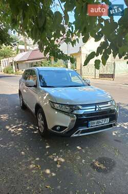 Mitsubishi Outlander  2021