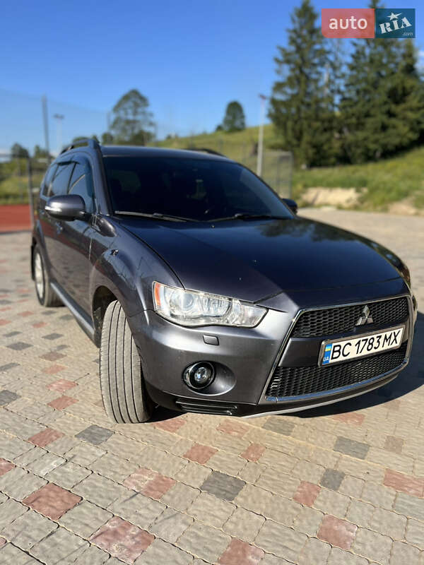 Внедорожник / Кроссовер Mitsubishi Outlander