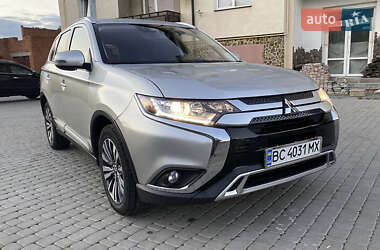 Mitsubishi Outlander  2020