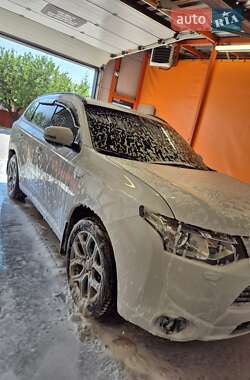 Mitsubishi Outlander  2014