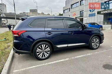 Mitsubishi Outlander  2021