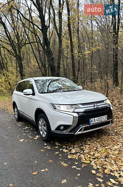 Mitsubishi Outlander  2020