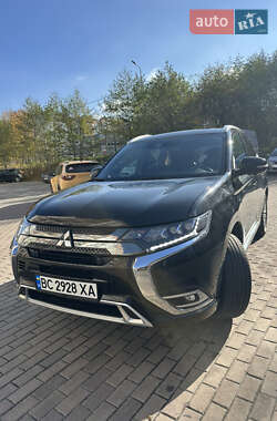 Mitsubishi Outlander  2020