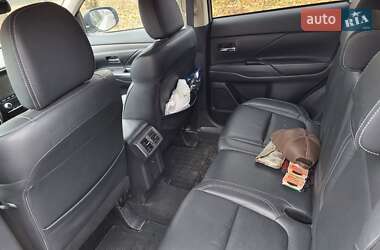 Mitsubishi Outlander  2020