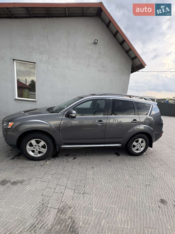 Внедорожник / Кроссовер Mitsubishi Outlander