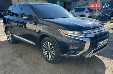 Mitsubishi Outlander  2020