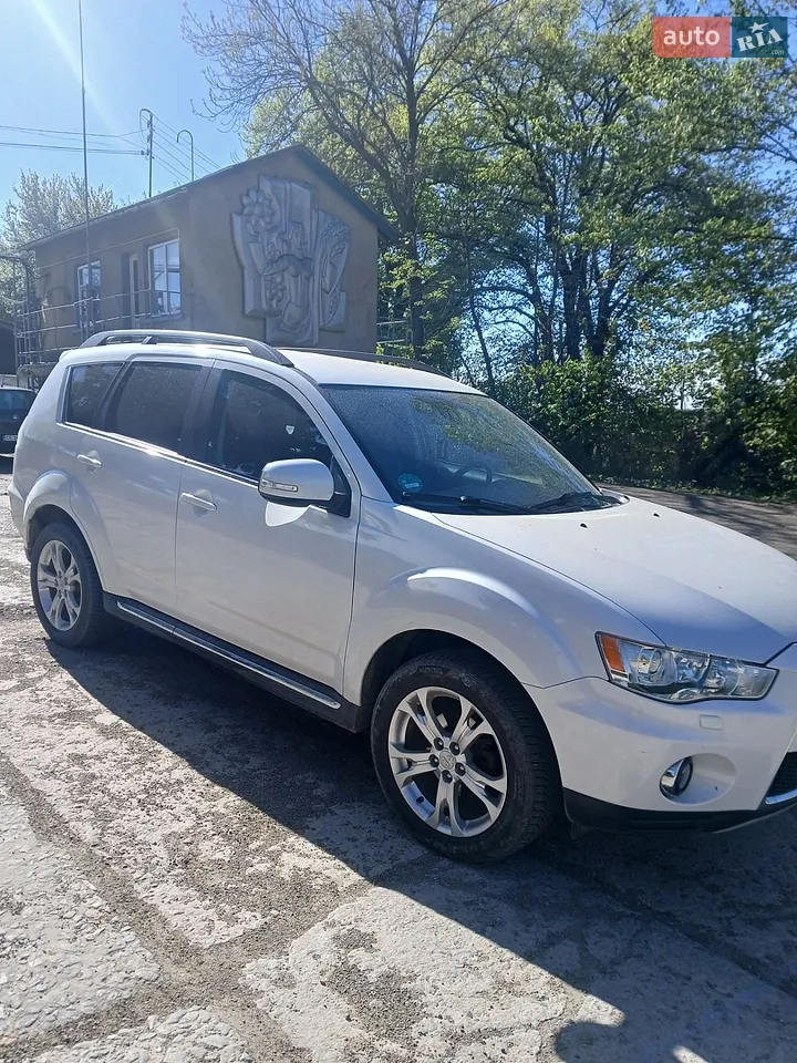 2011 Mitsubishi Outlander - фото 1