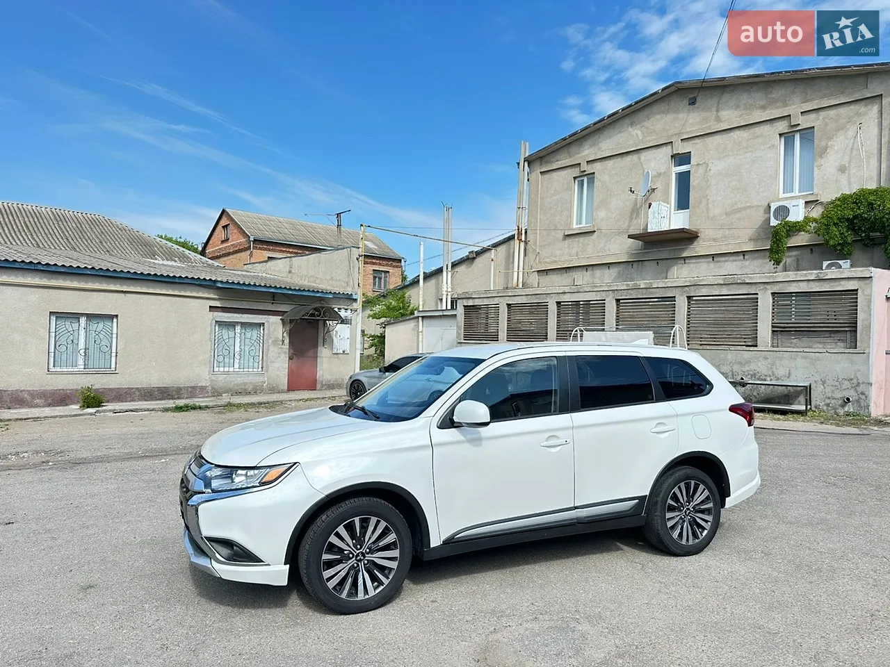 2020 Mitsubishi Outlander - фото 1