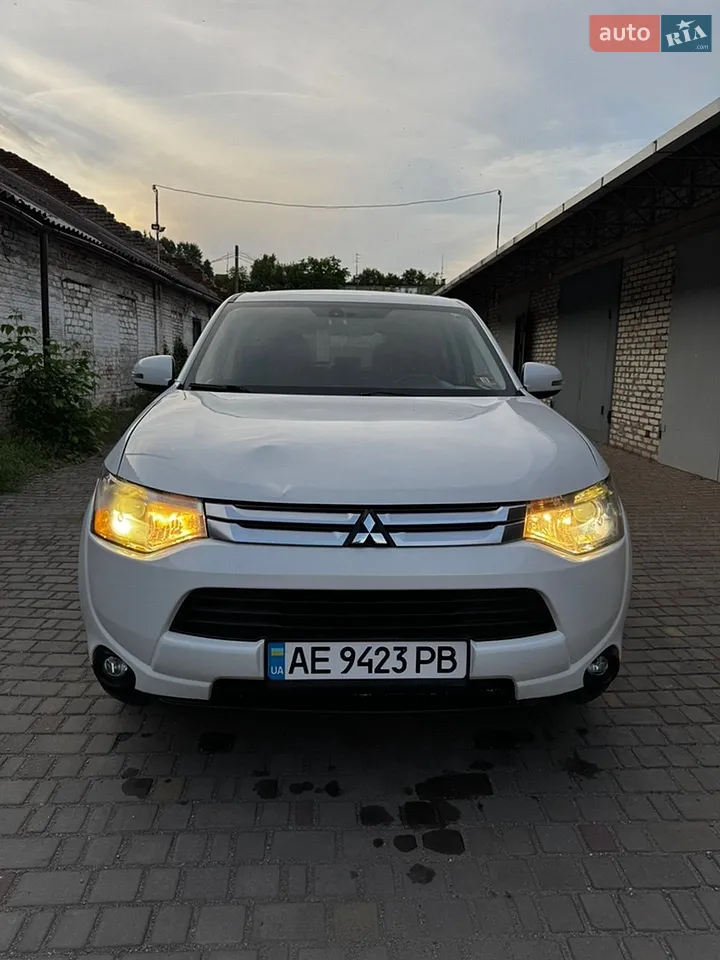 2013 Mitsubishi Outlander - фото 1