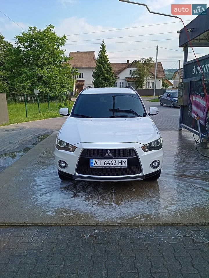 2010 Mitsubishi Outlander - фото 1
