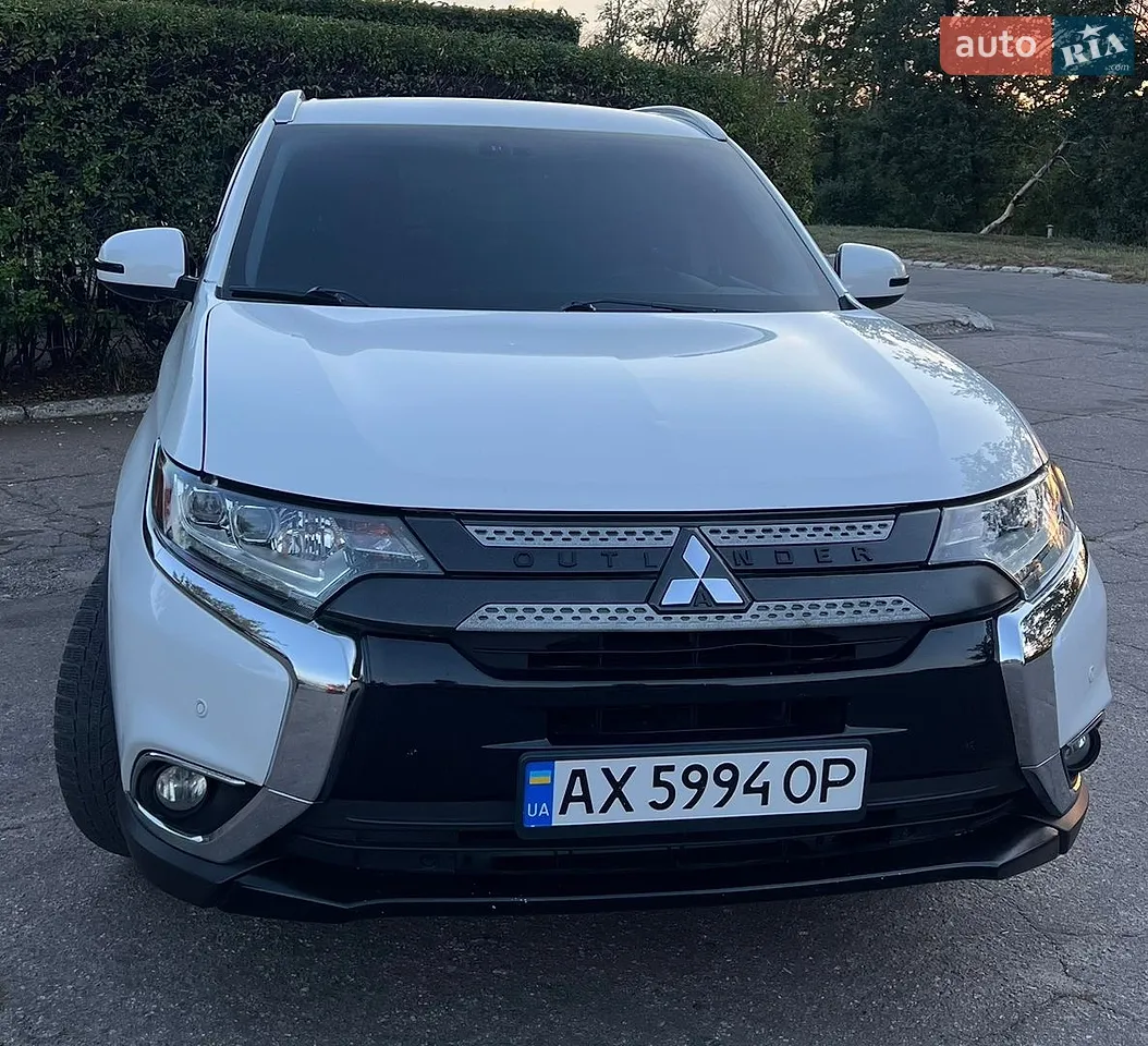 2017 Mitsubishi Outlander - фото 1