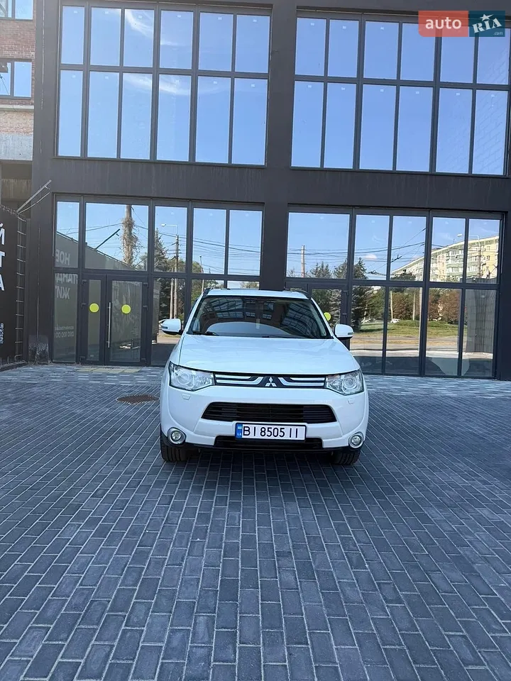 2013 Mitsubishi Outlander - фото 1