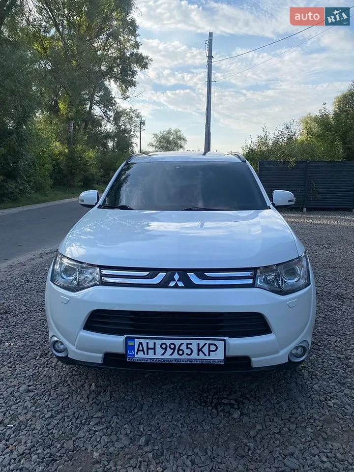 2013 Mitsubishi Outlander - фото 1