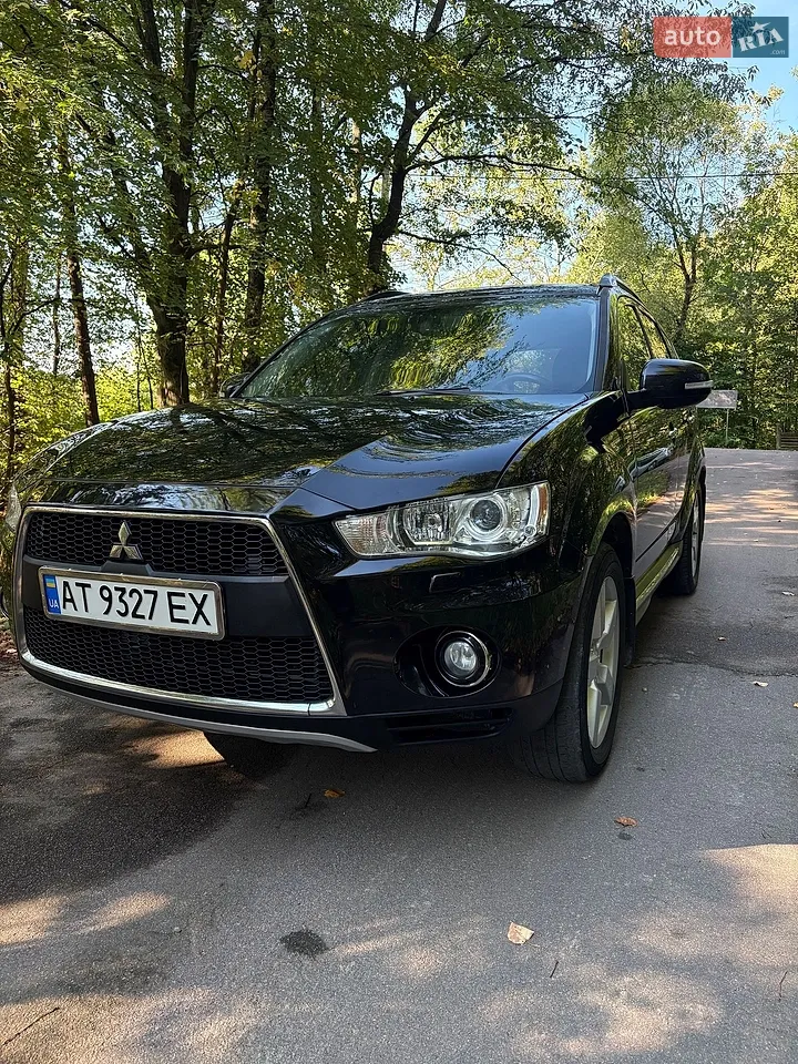 2011 Mitsubishi Outlander - фото 1