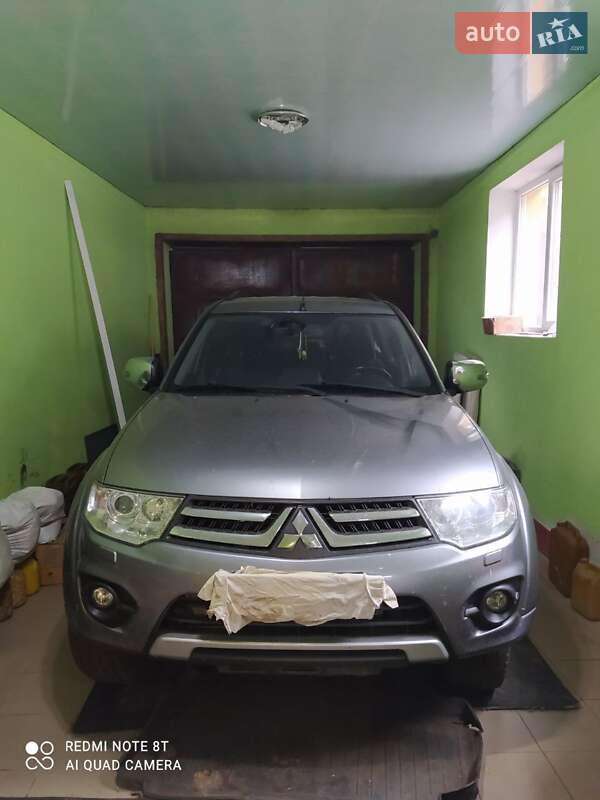 Мінівен Mitsubishi Pajero Sport