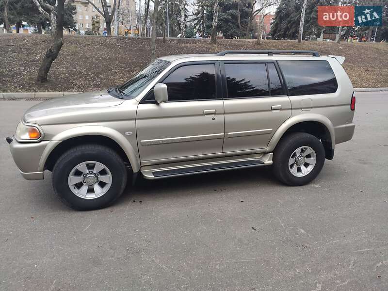 Универсал Mitsubishi Pajero Sport