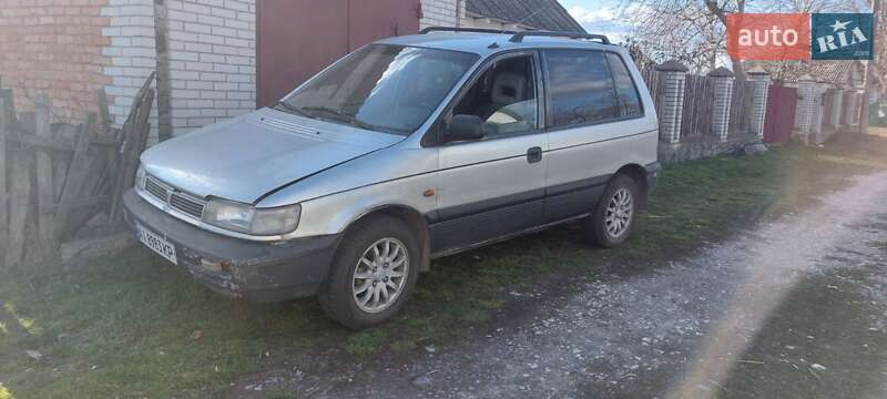Минивэн Mitsubishi Space Runner