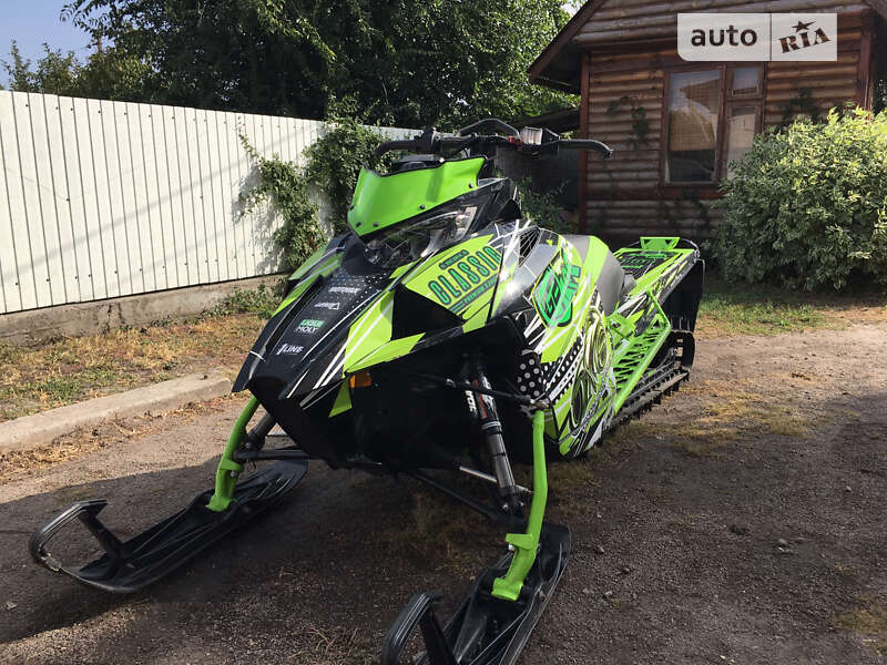 Гірські снігоходи Arctic cat