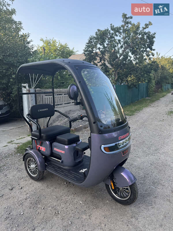 Скутери з кабіною