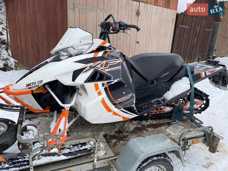 Спортивні снігоходи