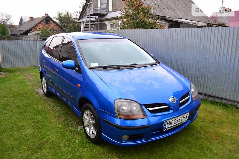 Nissan Almera Tino 2001 года