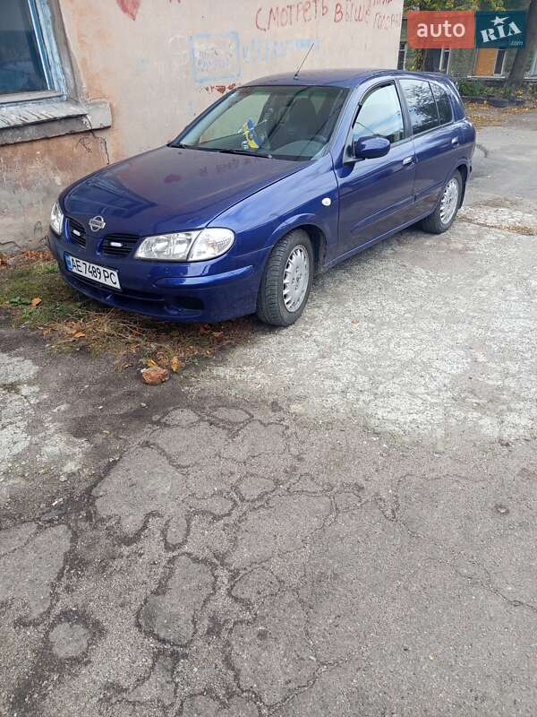 Хэтчбек Nissan Almera
