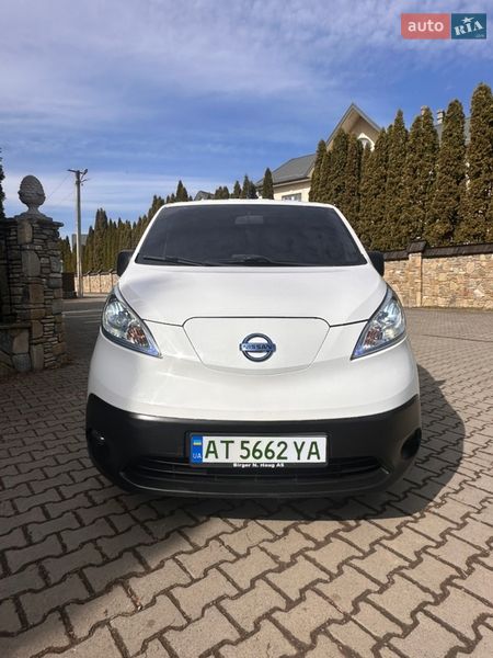 Вантажопасажирський фургон Nissan e-NV200