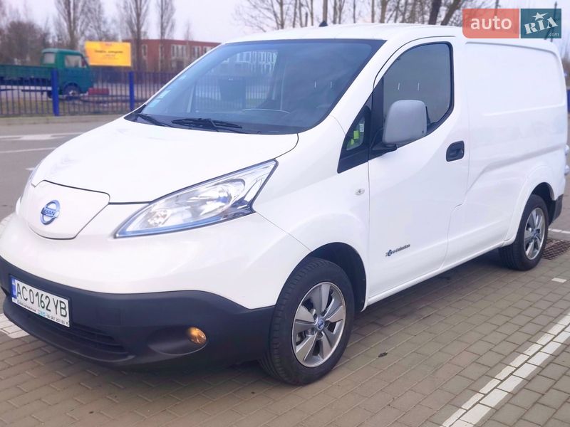Вантажівки Nissan e-NV200