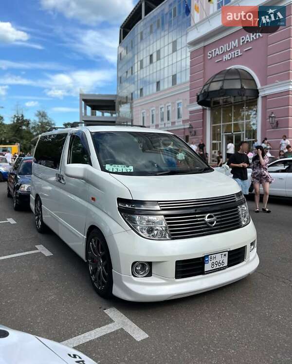 Минивэн Nissan Elgrand